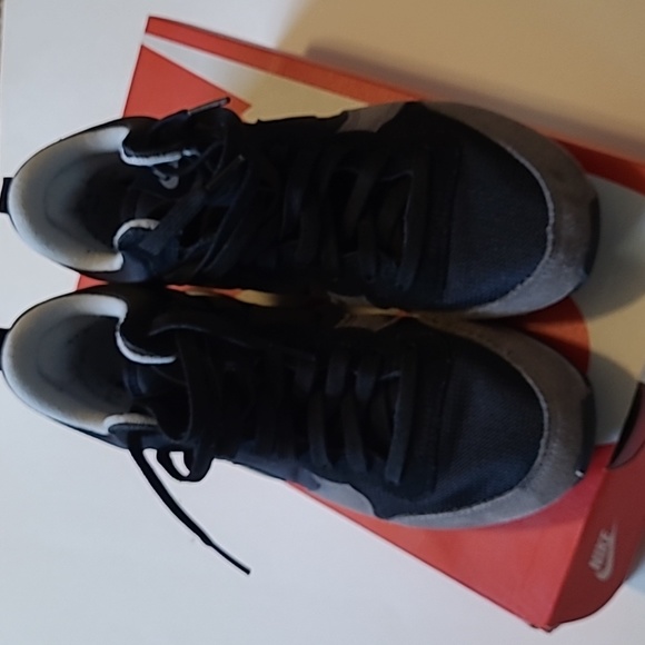 Womwns Nike Mid Shoe - Picture 3 of 5